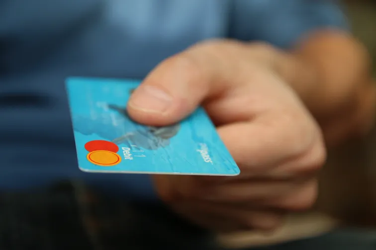 Musí prodejce skutečně předem informovat zákazníky o tom, jaké platební karty přijímá?