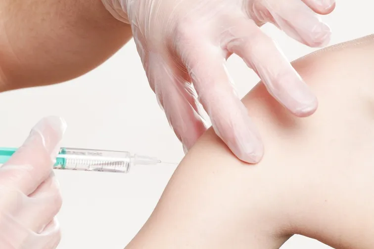 Stát nahradí újmu způsobenou očkováním proti nemoci Covid-19